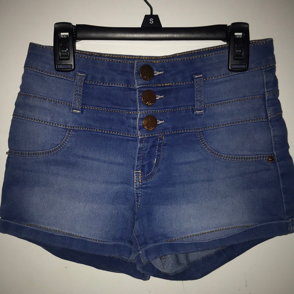 No boundaries jean shorts.